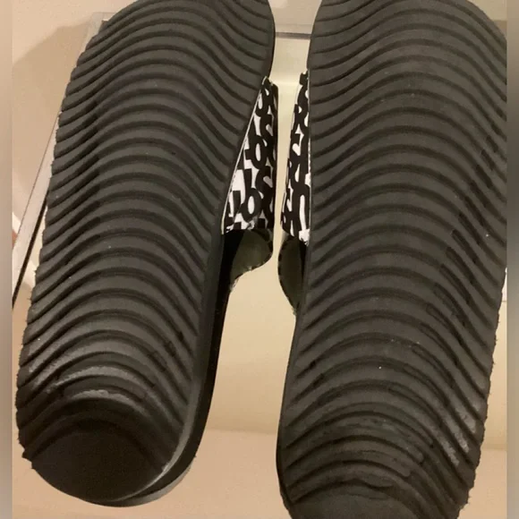 Nike Youth Just Do It” slides- impeccable condition!! - Picture 3 of 5
